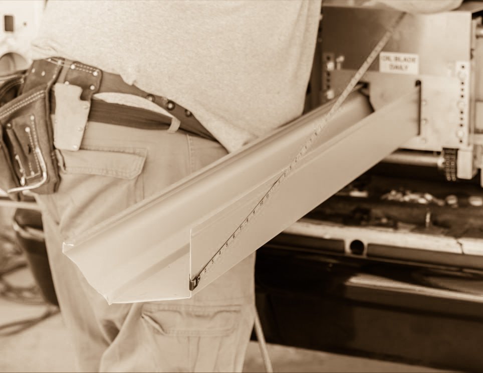 Making seamless gutters on the gutter machine